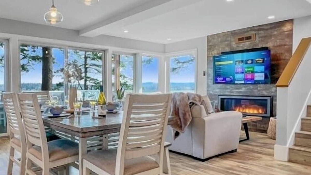 Lummi Island House | Driftwood Dreams: Beautiful views, cozy for Fall!