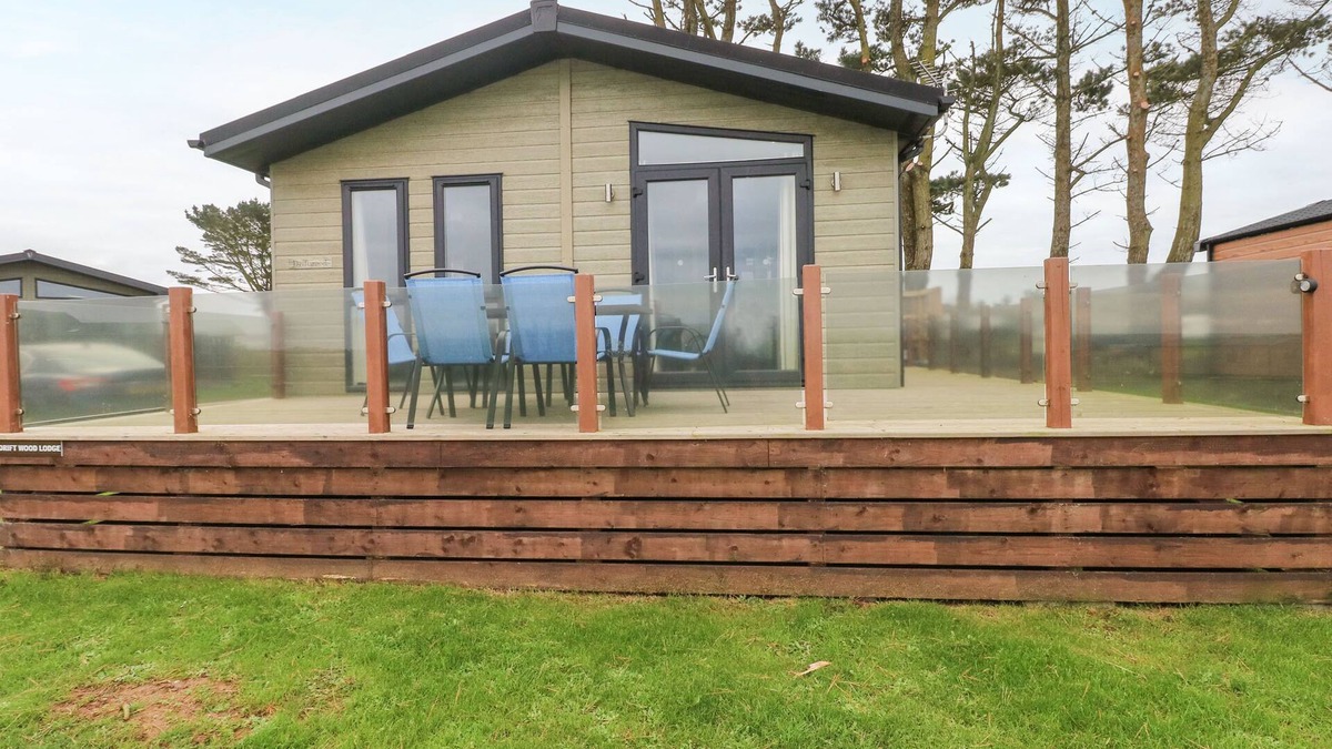 Hasguard Cross Cottage | DRIFTWOOD LODGE, pet friendly, with hot tub in Broad Haven