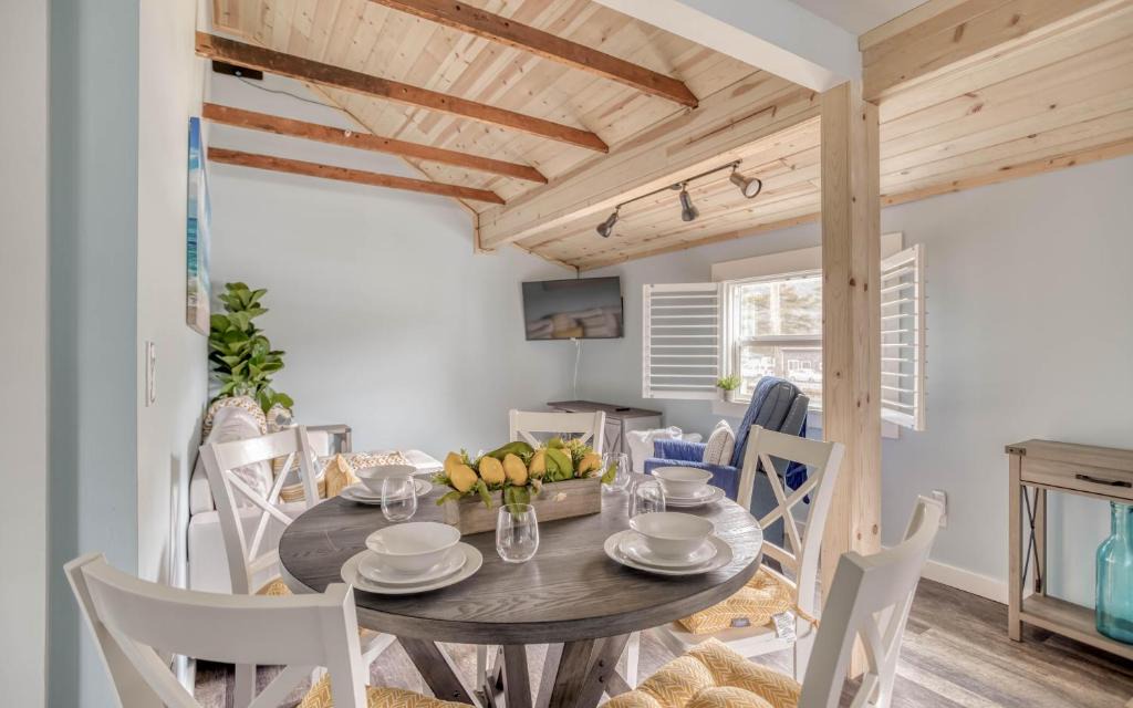 Rockaway Beach House | Driftwood - Meredith Lodging
