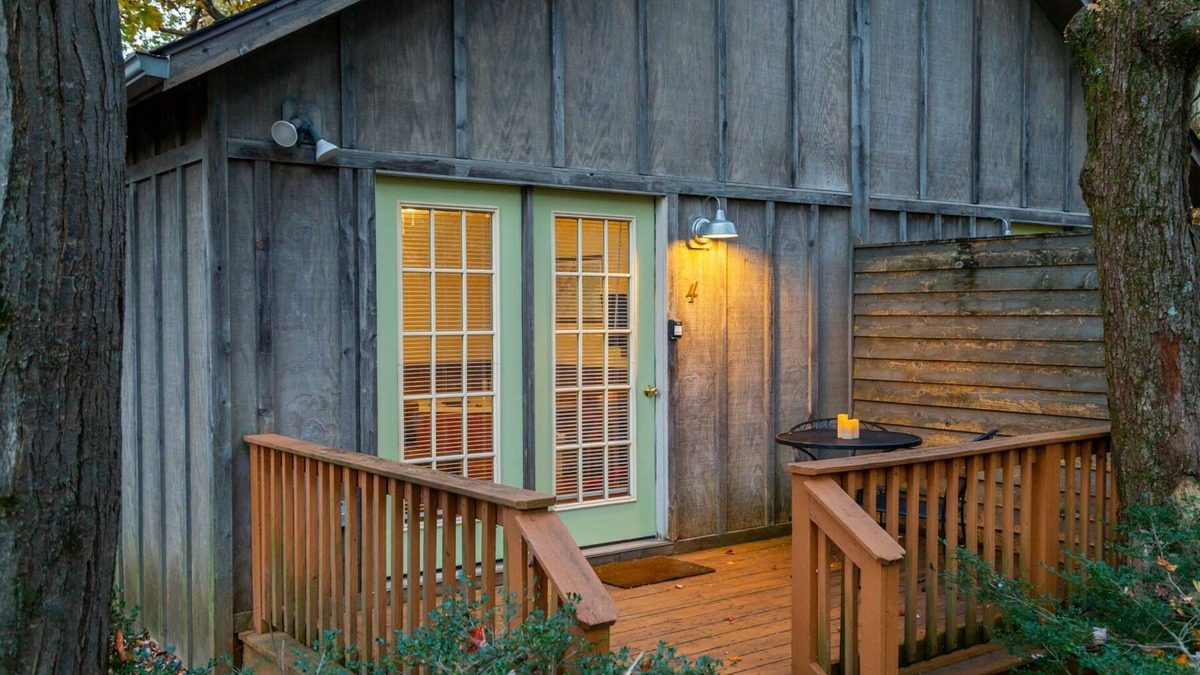 Montebello Cabin | Dripping Rock-1 King BR, Jacuzzi, Kitchenette
