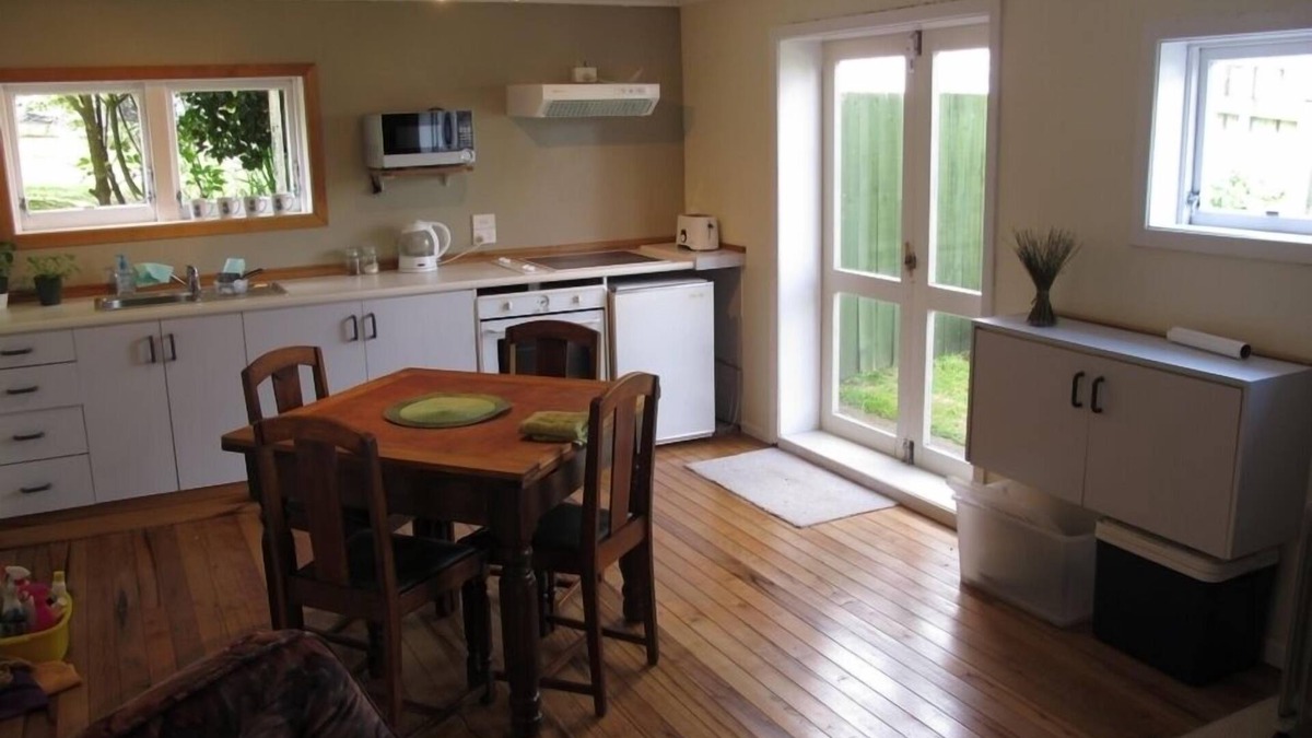 New Plymouth Apartment | Drive in on Devon St