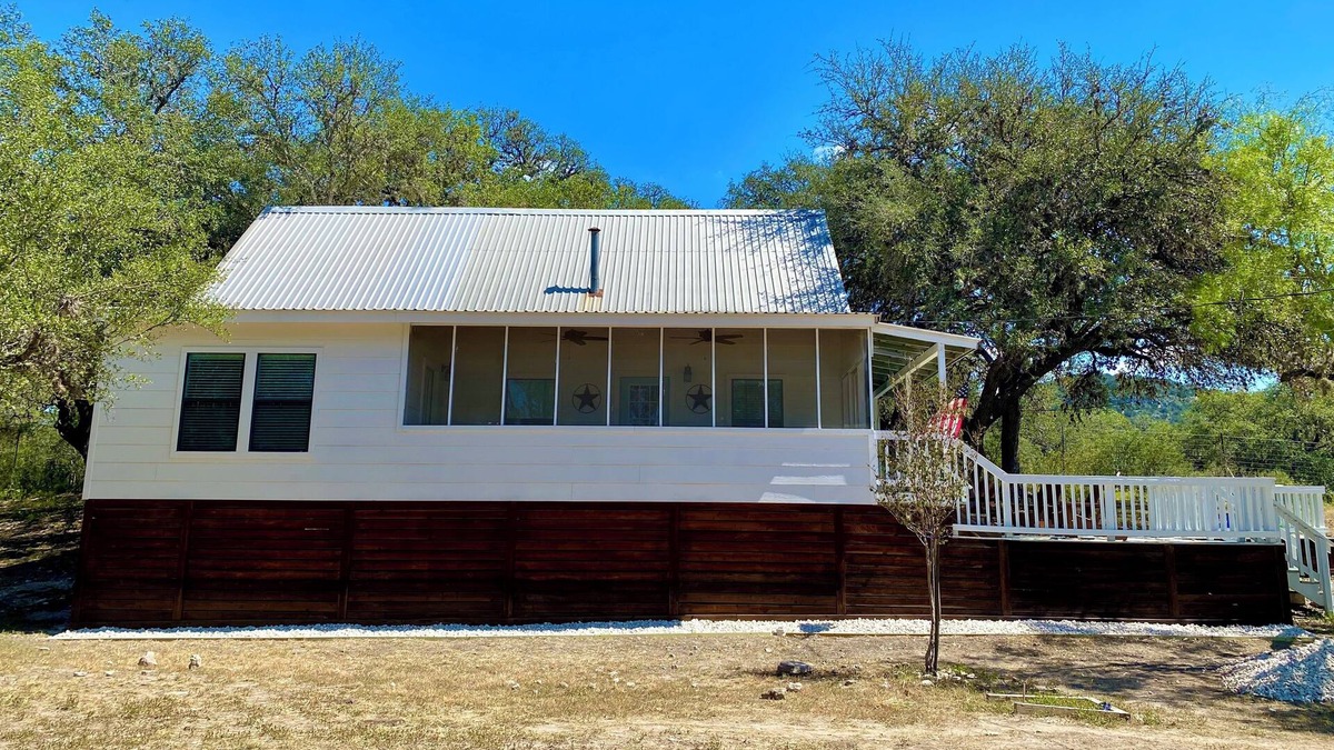 Leakey Cabin | Drive over Frio River 2 Luxurious Gated Lodge, Super Views, 3 Minutes 2 Frio!