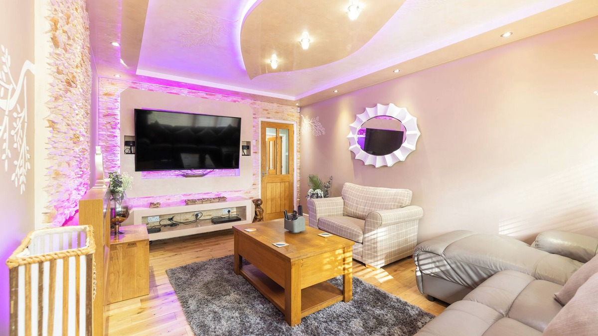 Acresford House | Driveway & Hot Tub | Big & Unique 3 Bed House
