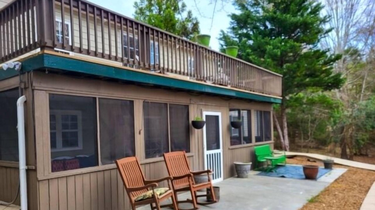 Huddleston Villa | Driveway to Huge covered dock, Wifi, Firepit, Screened In porch