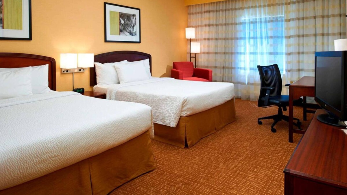West Dundee Resort | Drop by Santa's Village! Pool, Offers FREE Parking, Pet-Friendly Property!
