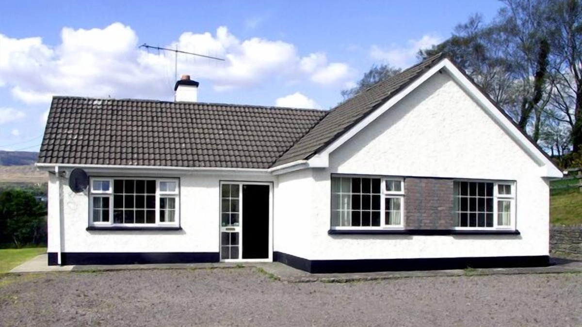 Kenmare Cottage | DROUMATOUK COTTAGE, pet friendly in Kenmare, County Kerry