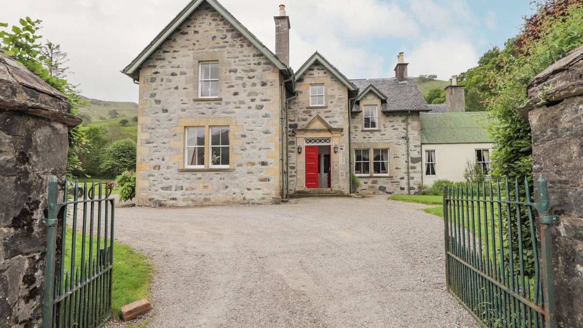 Letterfearn Cottage | DRUIDAIG LODGE, pet friendly in Dornie