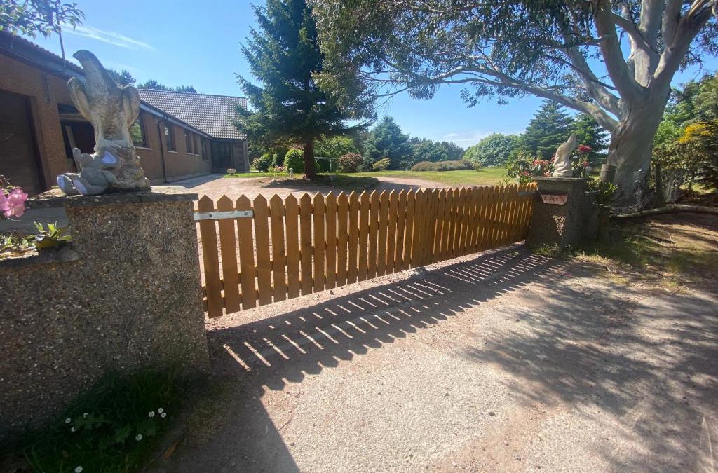 Balloch House | Drummond House - Pets welcome free, 3 acres of gardens, free parking