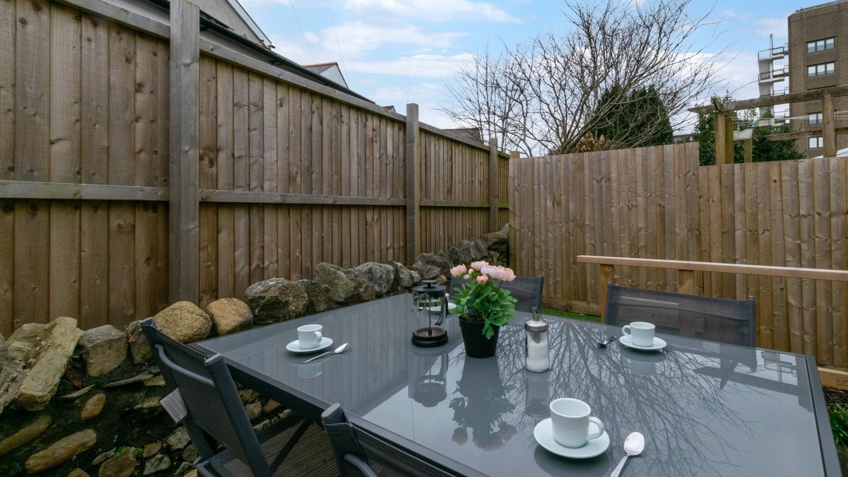 Riverside House | Drws Nesaf Cardiff Townhouse