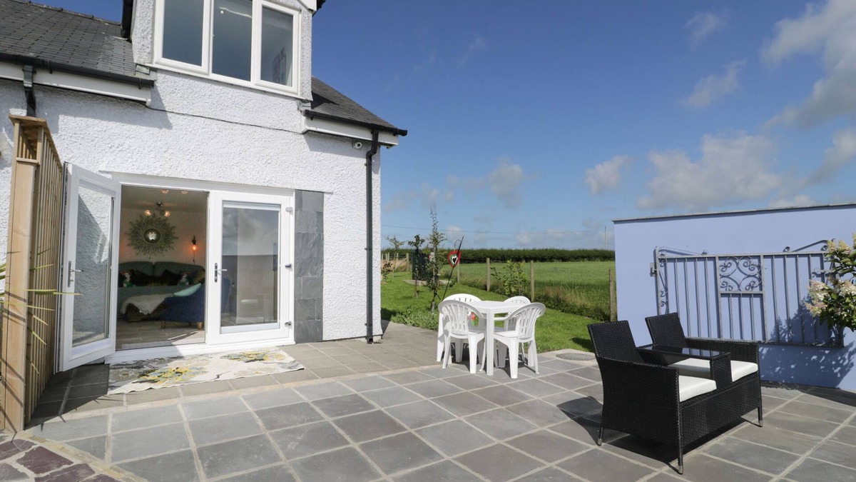Llanerchymedd Cottage | DRWS Y GORLAN, romantic, country holiday cottage in Llanerchymedd