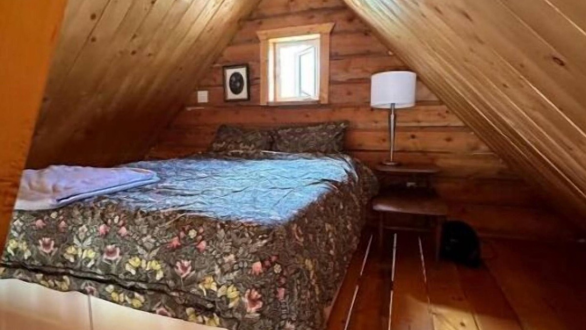 Whitehorse Cabin | Dry Log Cabin with Mountain Views
