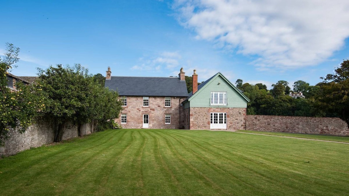 Melrose House | Dryburgh Farmhouse - pet-friendly property set in the countryside, sleeps 10