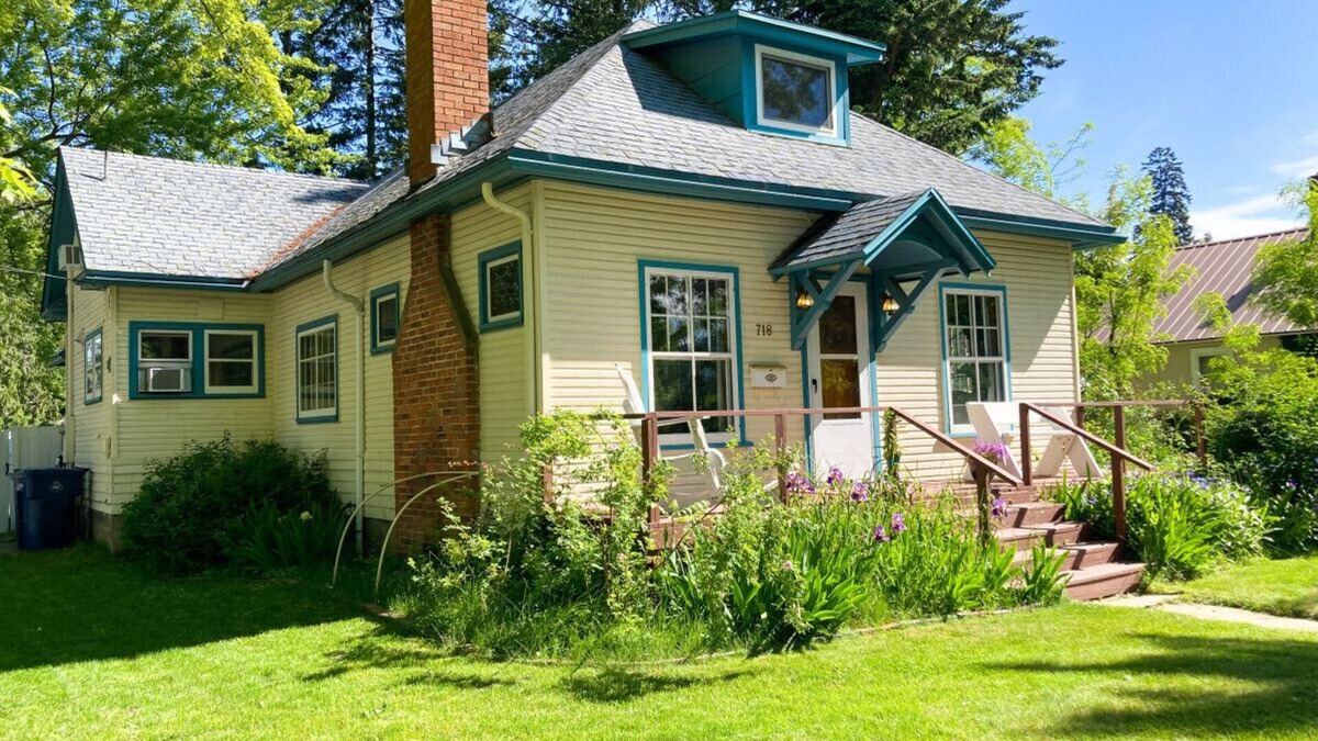 Sandpoint House | DT basecamp w/chef kitchen, yard & dog friendly