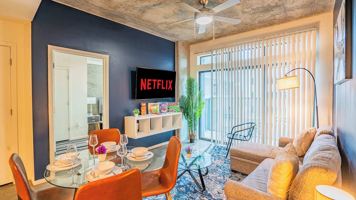 Evans Churchill Apartment | DT PHX Getaway with Balcony + Pool + Gym and W/D