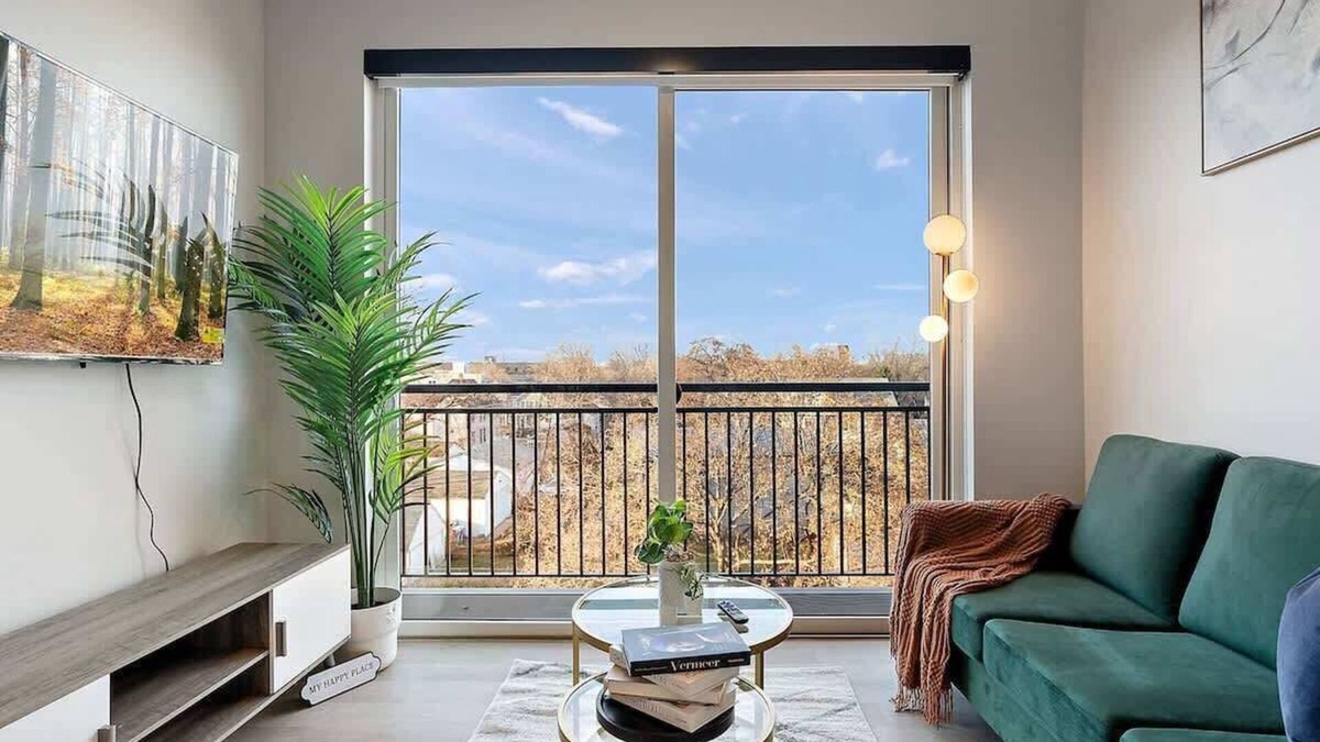 St. Anthony West Apartment | DT, UMN, 1BD, Gym, Free Parking, Rooftop by River