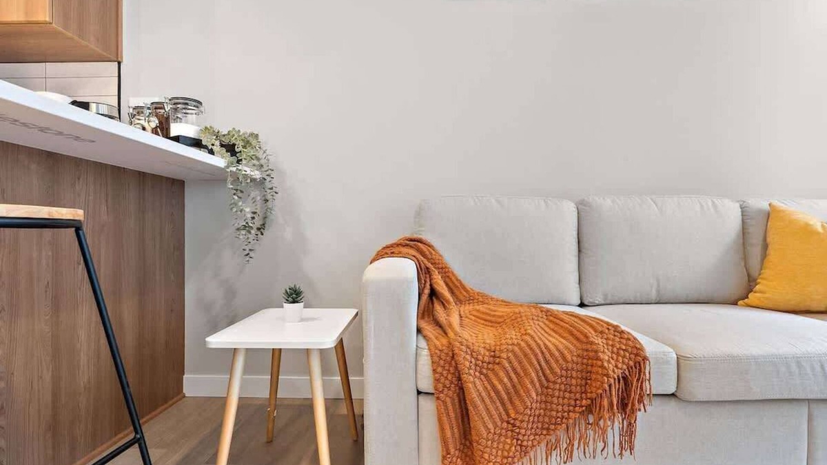 St. Anthony West Apartment | DT, UMN, Lux 2BD Gym, Rooftop, Free Street Parking