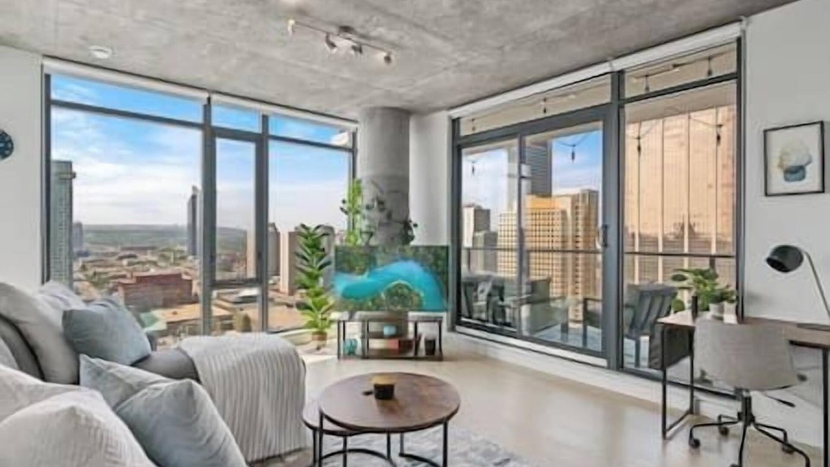 Connaught Condo | DT Views |King Bed |Mins to Saddledome |UG Parking
