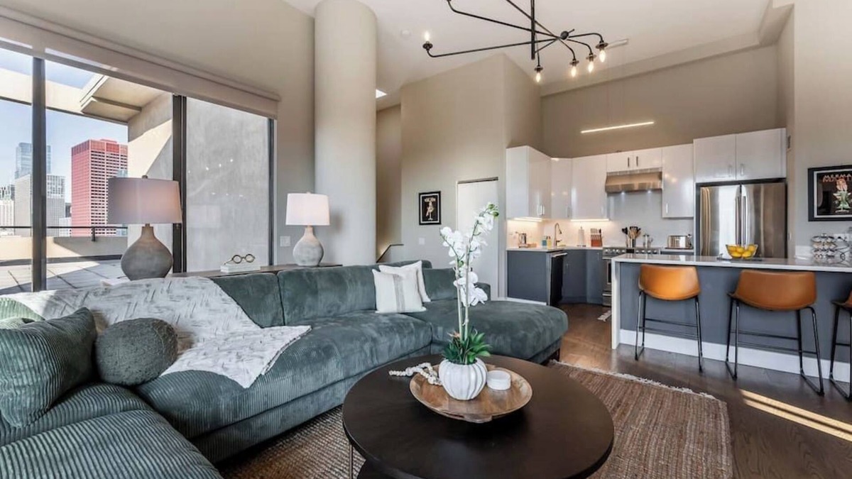 The Loop Condo | Dtown Penthouse 3bd VIEWS+Parking +Gym+Pool