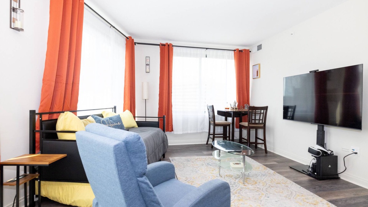 Downtown Apartment | DTSS LuxePad w/PS4 VR + Rooftop Pool + 360 DC Views Lounge + Gym + Streaming TV