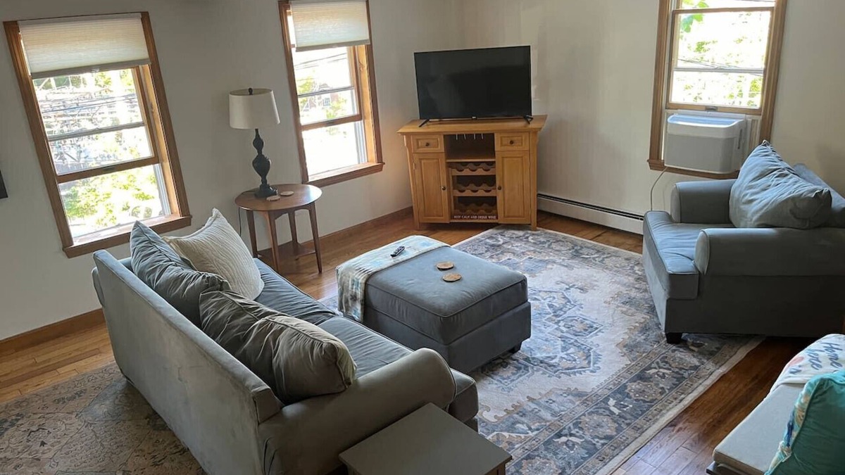 Amesbury Apartment | Dtwn Amesbury! 15 mins to beach!