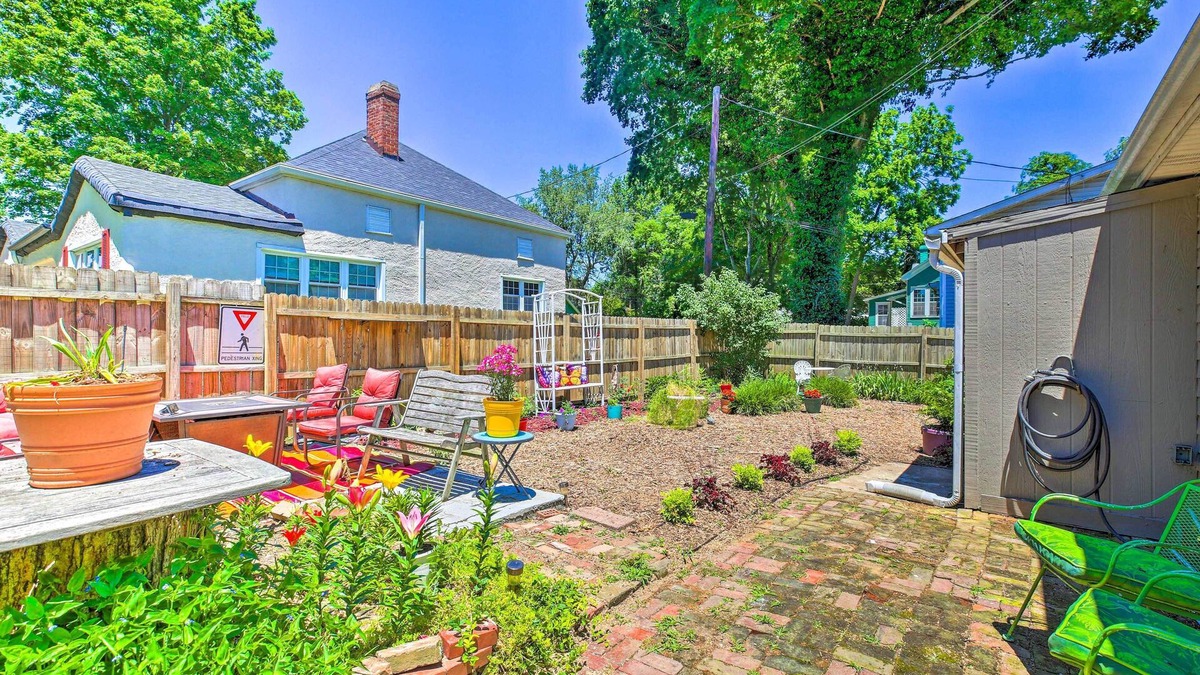Elizabethtown House | Dtwn Elizabethtown Home w/Fire Pit & Gas Grill!