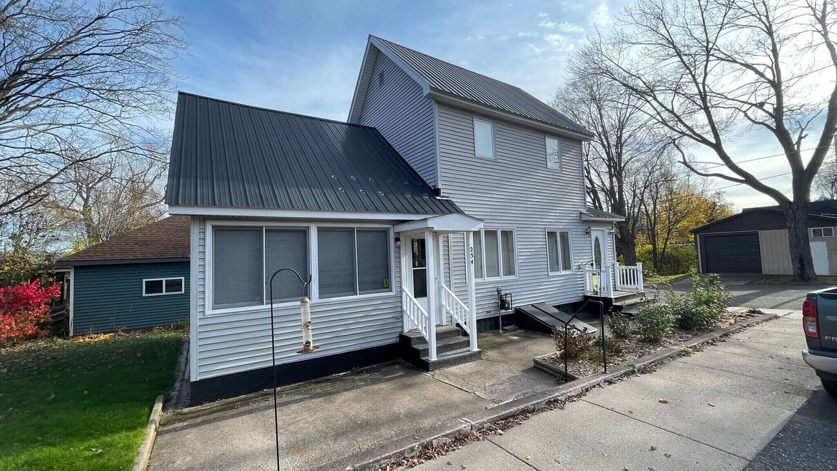 Lake Linden House | "Du-topia 2" - Entire home centrally located in Lake Linden.