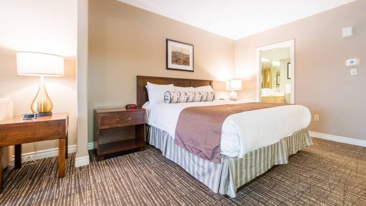 Oro-Medonte Apartment | Dual Suites: Ample Space, King Beds, Jacuzzi, Pool