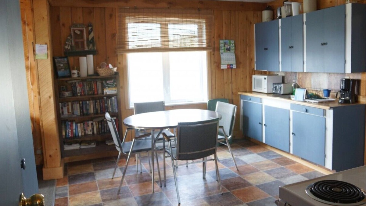 Timiskaming District House | Dublin Bay Lodge - Larder Lake