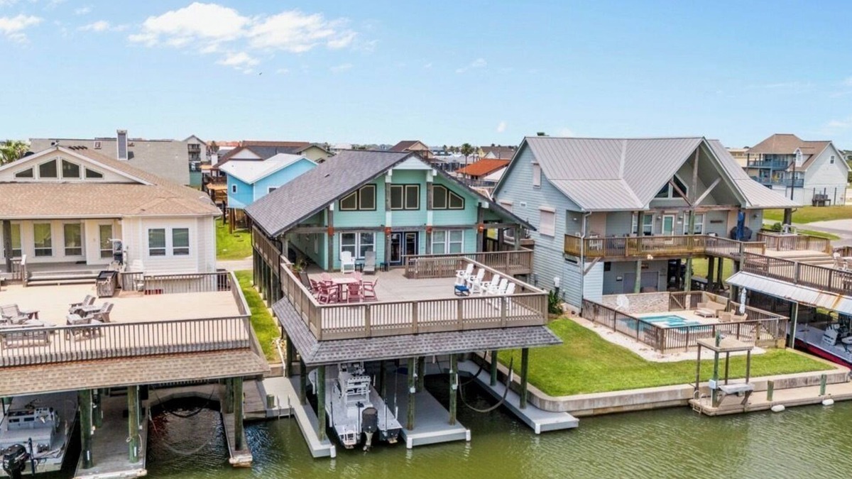 Port O Connor House | DUBOIS HOUSE is WATERFRONT in POC