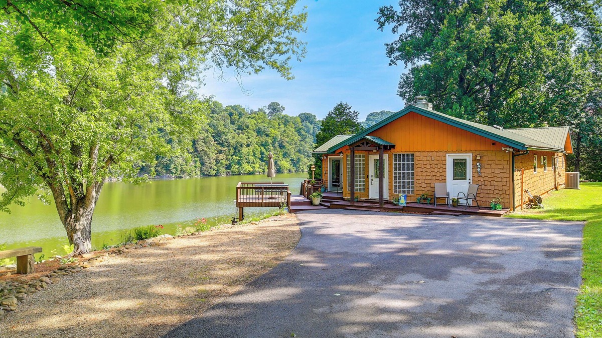 Piney Flats Cabin | 'Duck and Bug's Cabin' on Boone Lake w/Boat Dock!