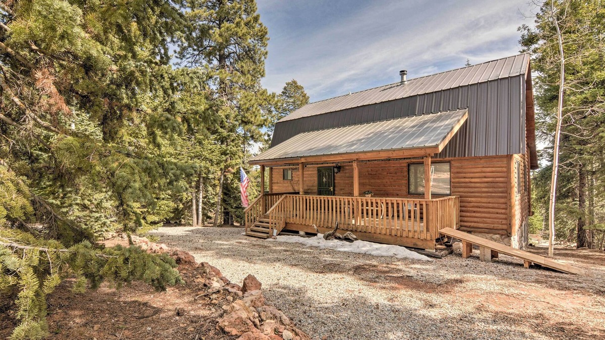 Meadow View Heights Cabin | Duck Creek Village Cabin w/Deck on Half Acre
