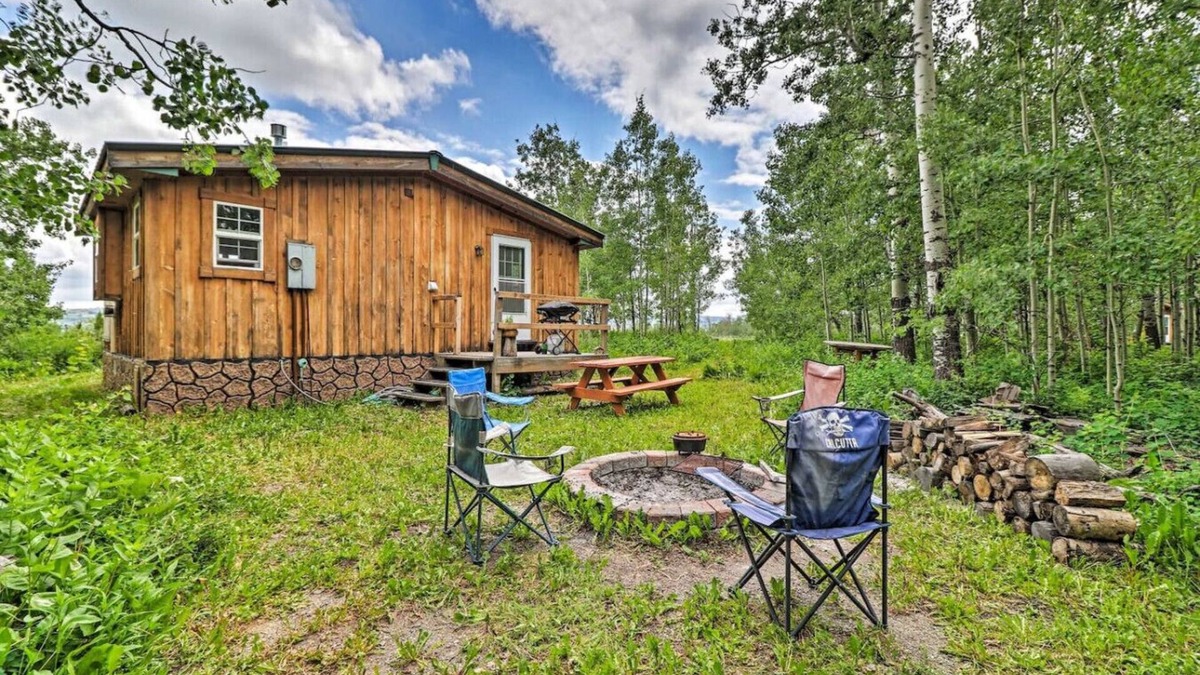 Babb Cabin | Duck Lake Cabin Rental Near GNP