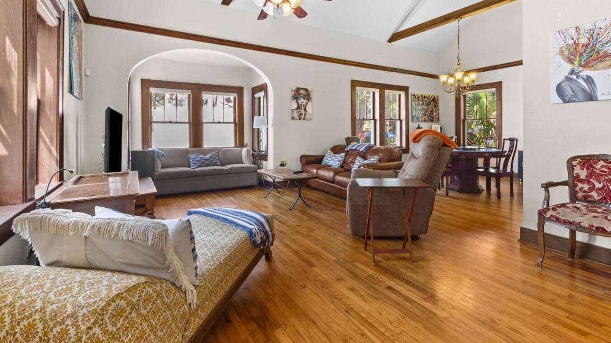 Duckpond Apartment | !Duck Pond Charming 3bed 2 bath house!