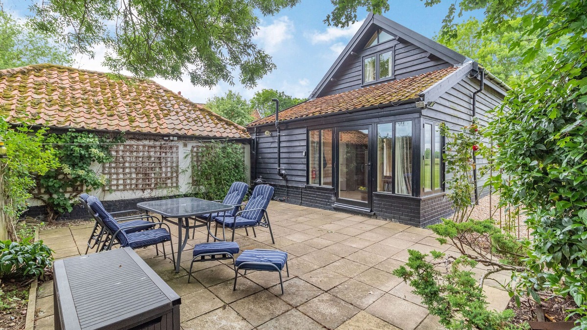 Pulham Market Cottage | DUCKSFOOT BARN, pet friendly, with a garden in Pulham Market