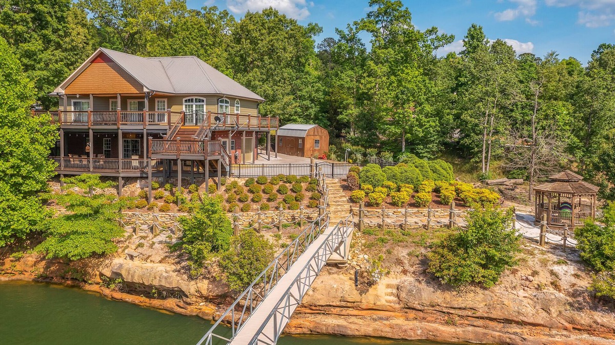 Houston House | Ducktail Pointe: 5 BR, 3 BA in Houston, Sleeps 14