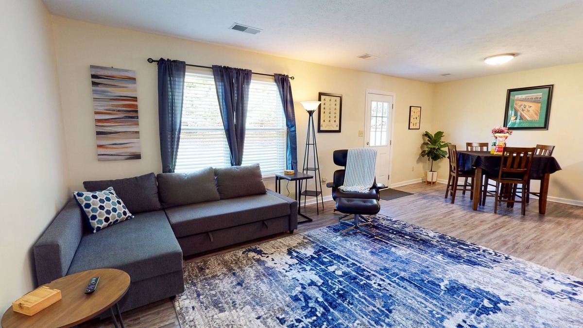 Georgetown House | Dude and Momo's <10 Mins to KY Horse Park!