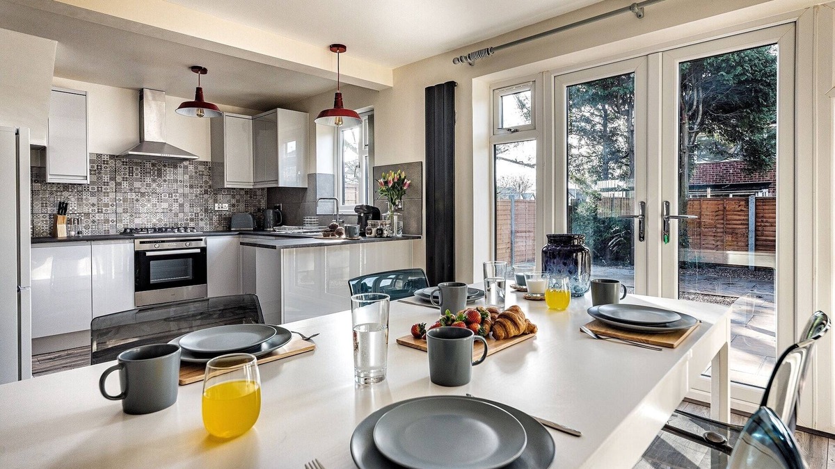 Dudley House | Dudley-Hospital-3bed-parking-long stay-contractor!