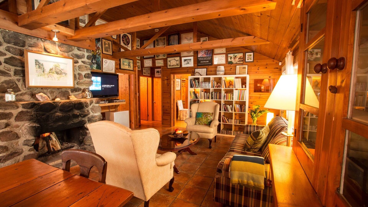 Dysart et al Cottage | Dudley House: Secluded Lakeside Retreat with Private Beach Access - Haliburton