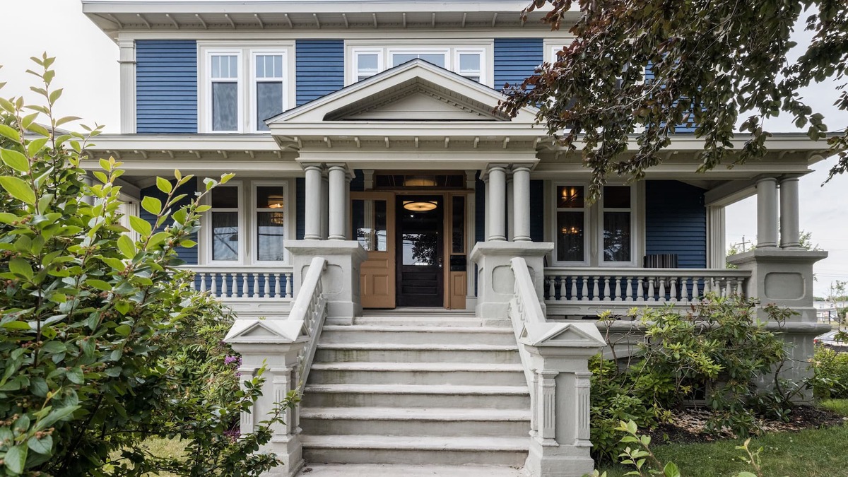 Terra Nova House | Duff Heritage House-4 bedrooms, sleeps 10!