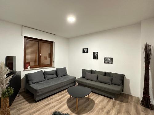 Mittelmeiderich Apartment | Duisburg FeelHome, Flughafen nah, 6 Personen, Badewanne, Zentral, WiFi, Ground Floor