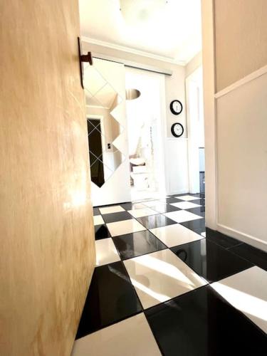 Mittelmeiderich Apartment | Duisburg FeelHome, Flughafen nah,2-Schlafzimmer, Badewanne, Zentral, WiFi, Top Floor