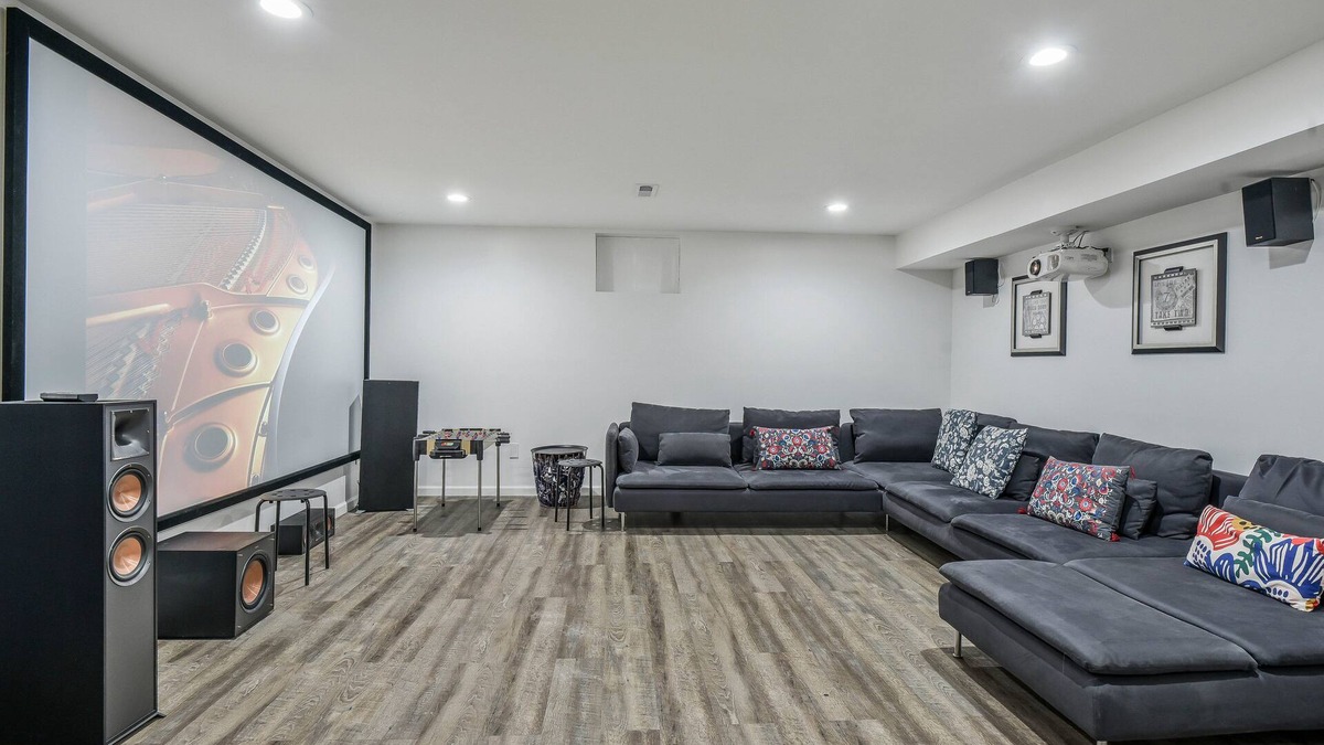 Fairfax House | Dulles Luxury: Movie Theater, Grill, Gazebo !
