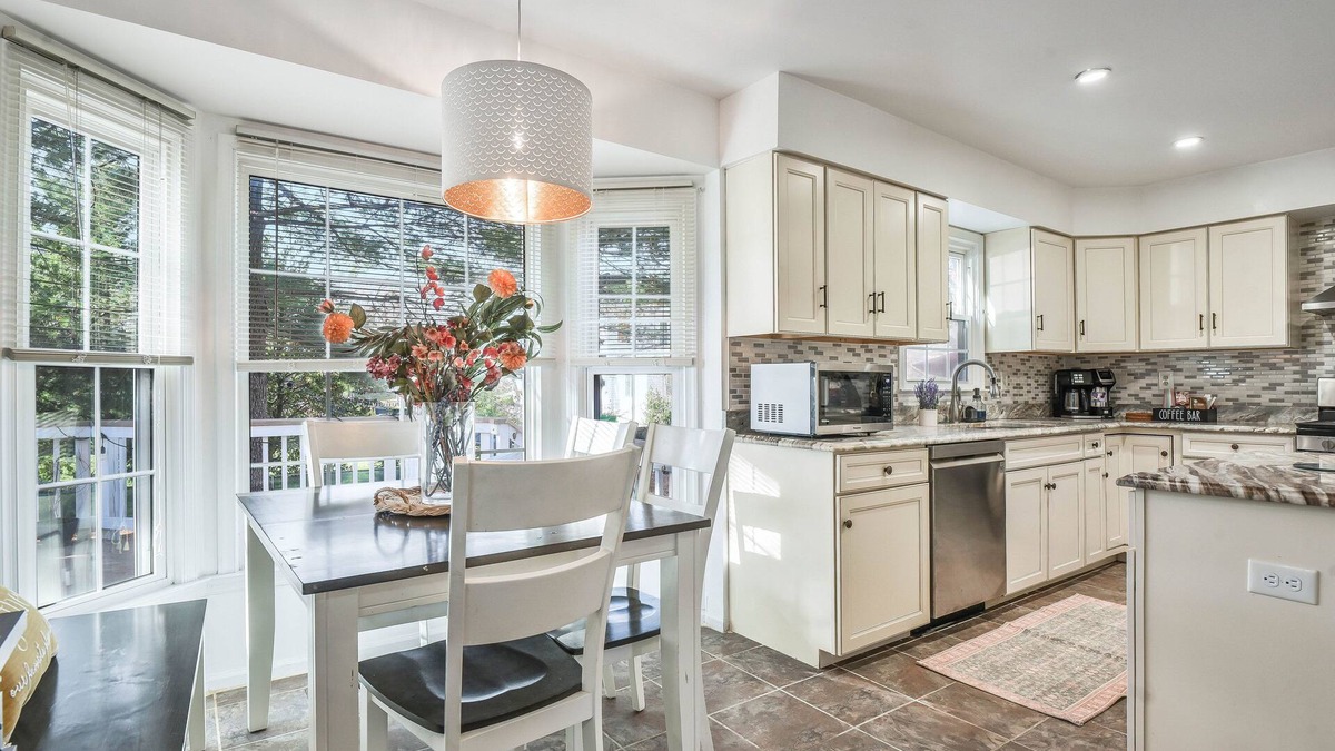 Fairfax House | Dulles Luxury: Sleeps 20!
