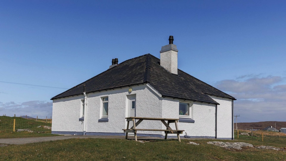 Aisgernis Cottage | DUN BUIDHE, pet friendly in Daliburgh, Isle Of South Uist