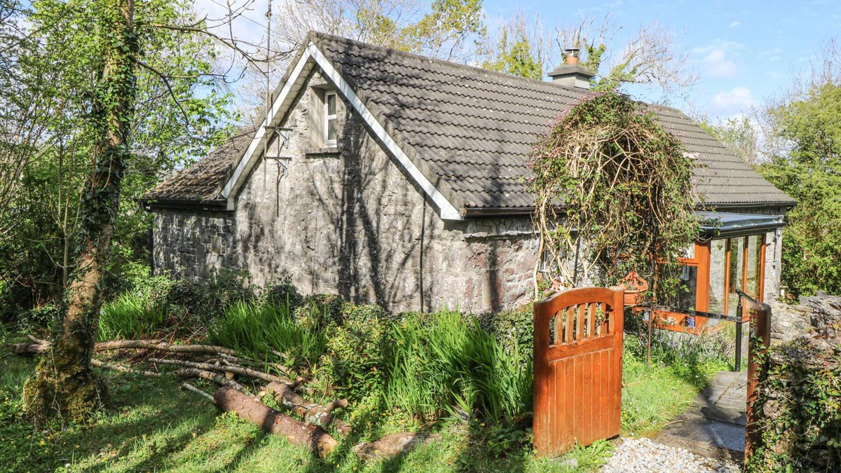 Oughterard Cottage | DUN NA RON, family friendly in Oughterard, County Galway