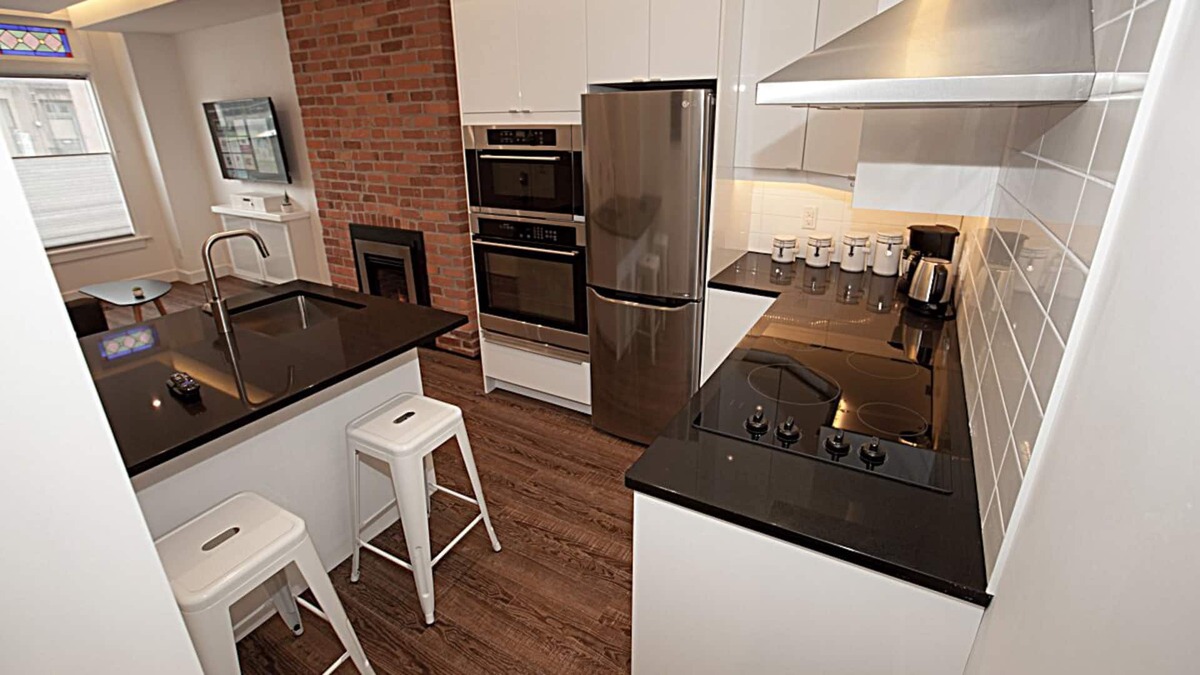Cabbagetown South House | DUNDAS SQUARE Luxury Victorian Home w/Fireplace