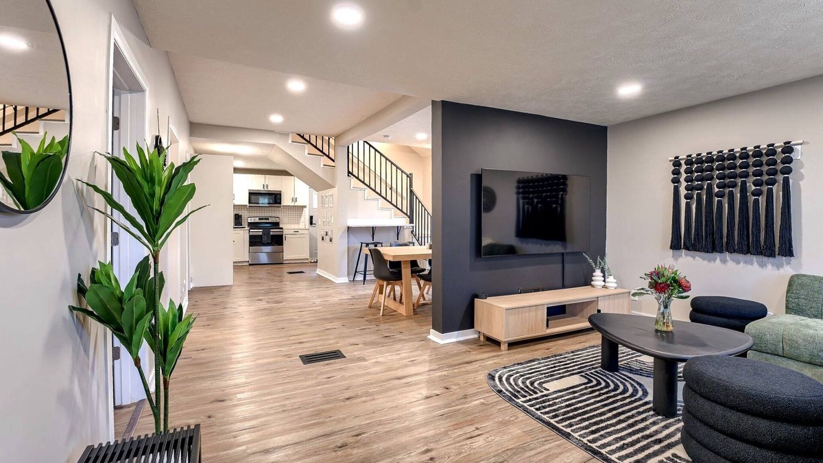 Dundee-Happy Hollow Historic District House | Dundee Delight 3Br2Ba sleeps 9, central Omaha, heart of historical neighborhood