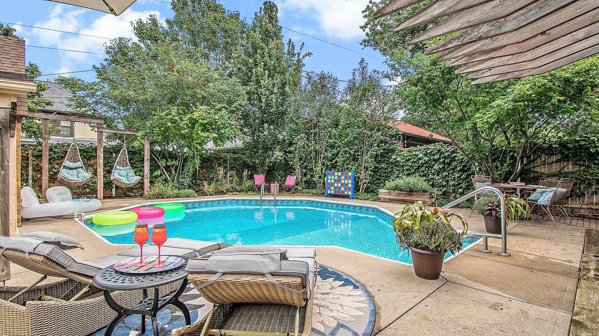 Aksarben - Elmwood Park House | Dundee Gem, heated salt water pool, holiday décor