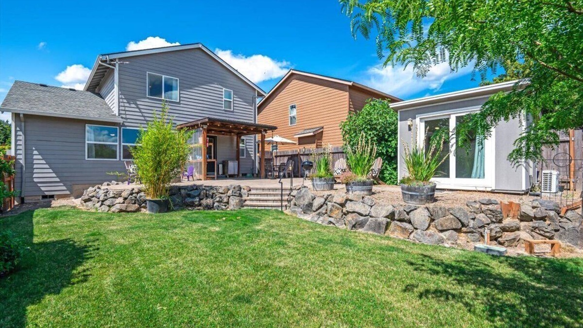 Dundee House | Dundee Hillside Retreat ~ Central Family & Dog Friendly Home!