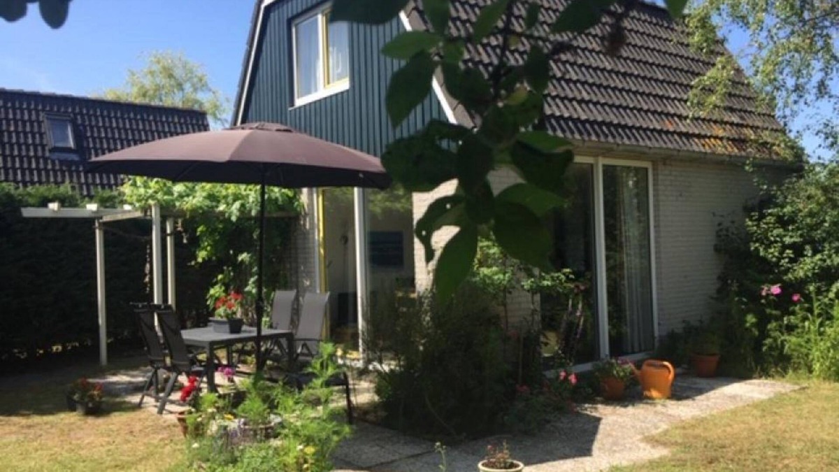 Egmond-Binnen House | Dune Bungalow directly against the dunes for 5 persons